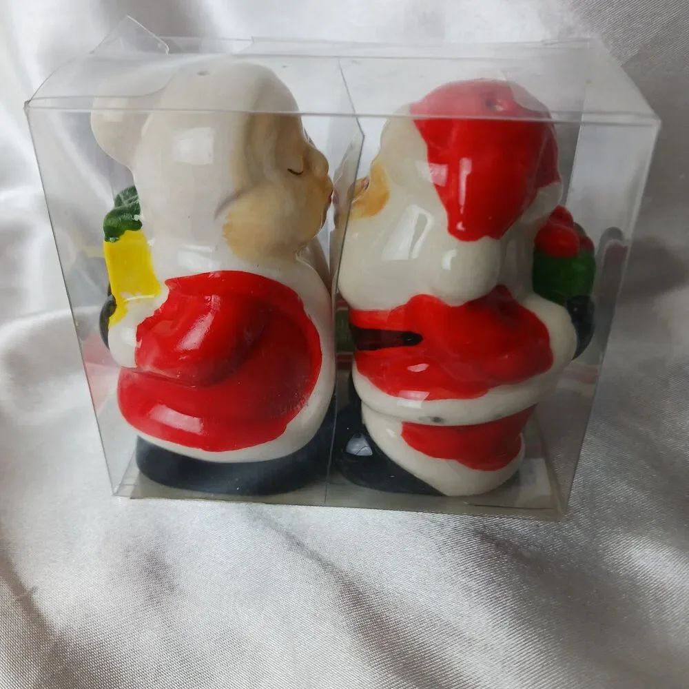 VINTAGE KISSING SANTA & MRS. CLAUSE SALT & PEPPER SET